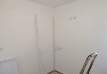 מדפי קיר בצבע לבן בחדר - דוגמא 3